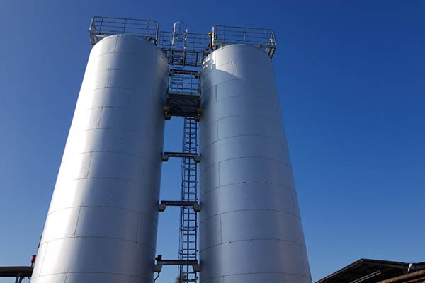 Tank for fuel oil components