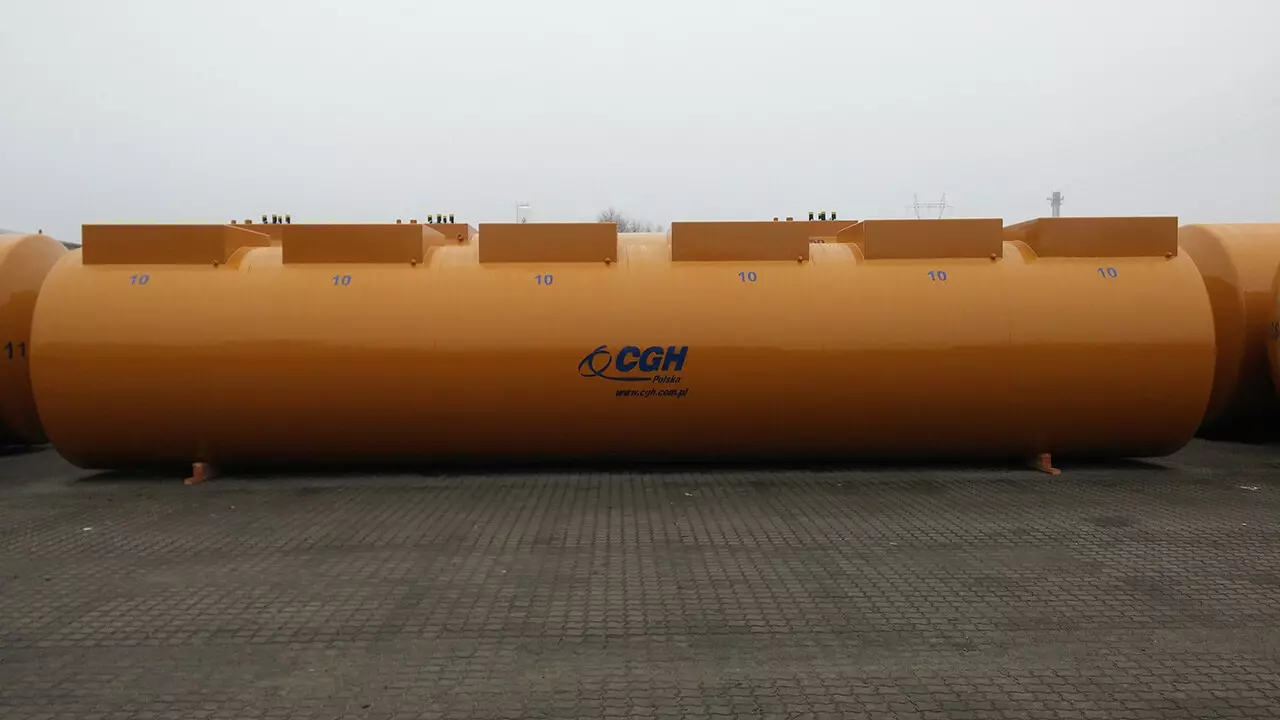 Tank for fuel additives